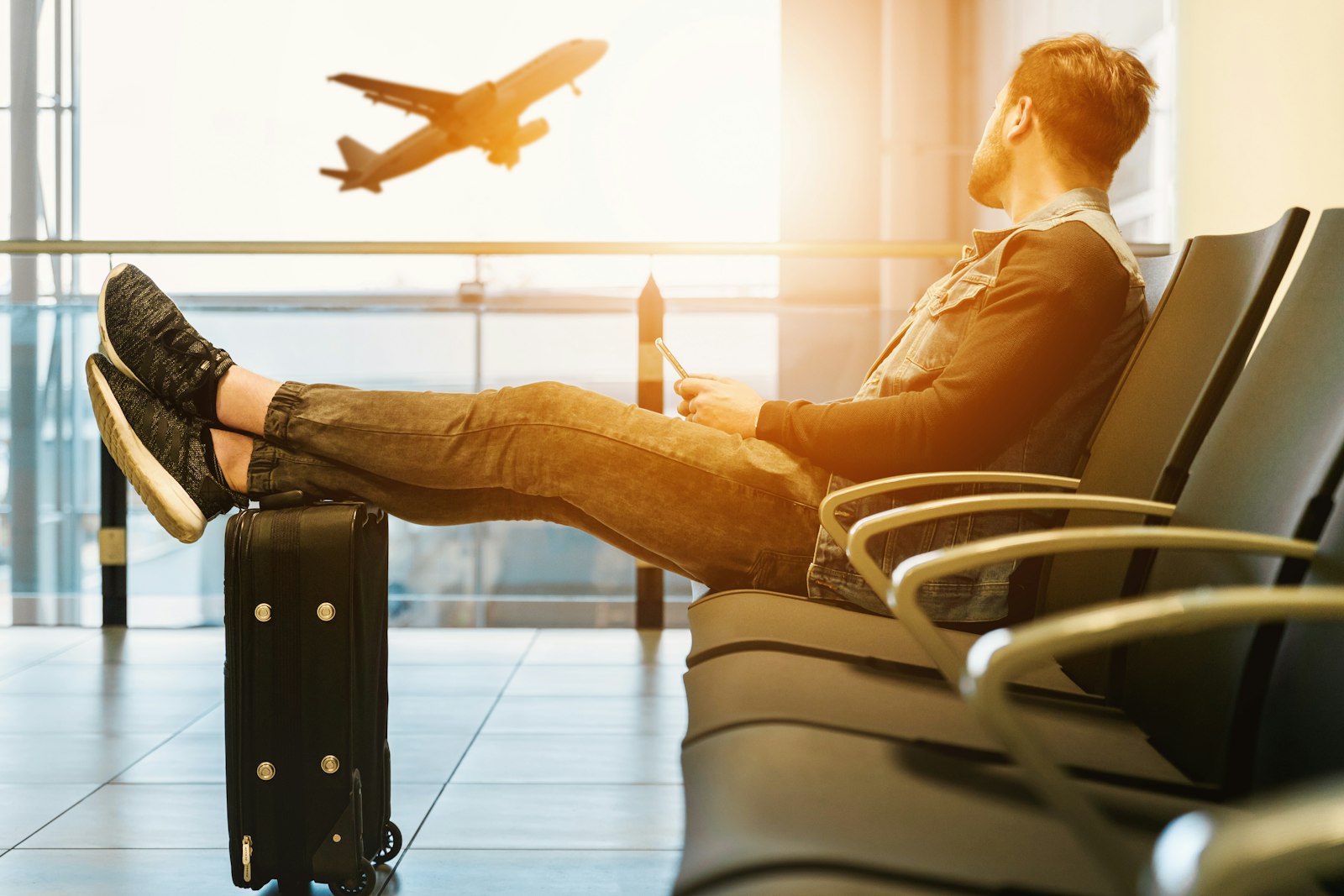 Viajero esperando su vuelo en una terminal de aeropuerto