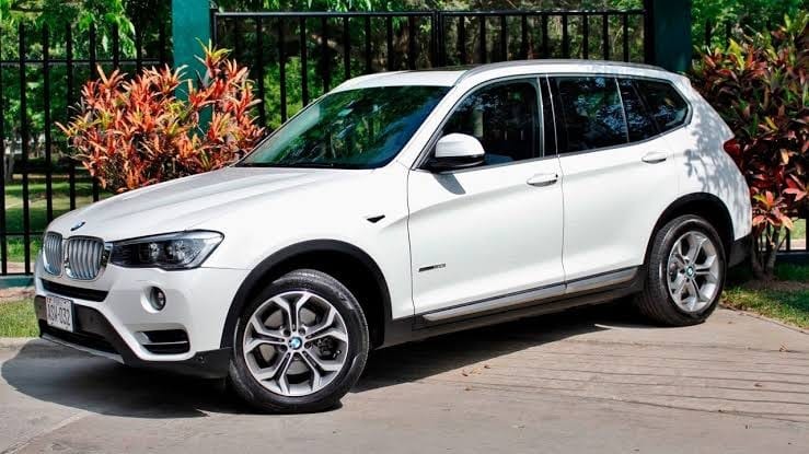 SUV blanca de la flota TAK On Time, lista para recoger a sus pasajeros