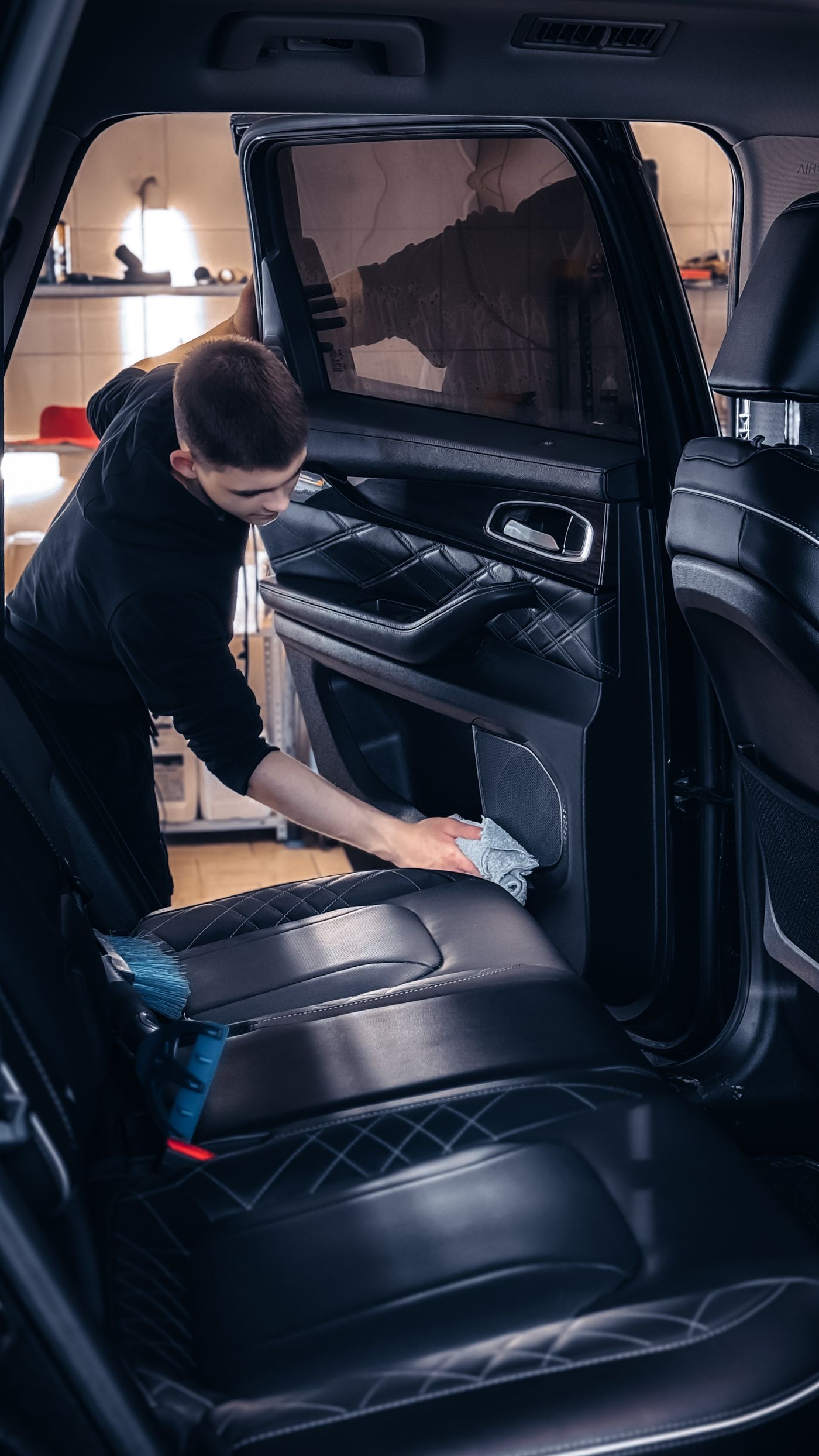 Personal limpiando y desinfectando el interior de un vehículo